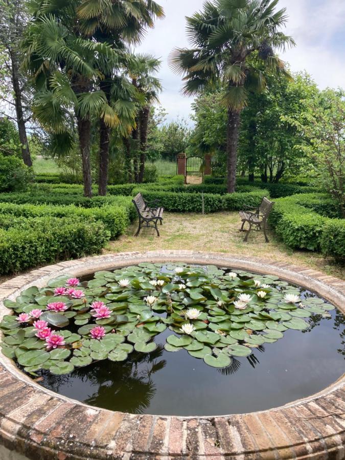 Domaine de Ménerque - petit château avec piscine Lisle-sur-Tarn Esterno foto